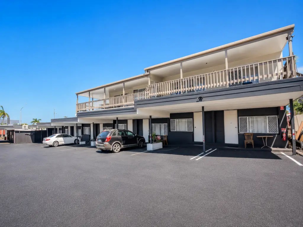 Gladstone CBD Motel — two-storey building and free on-site parking